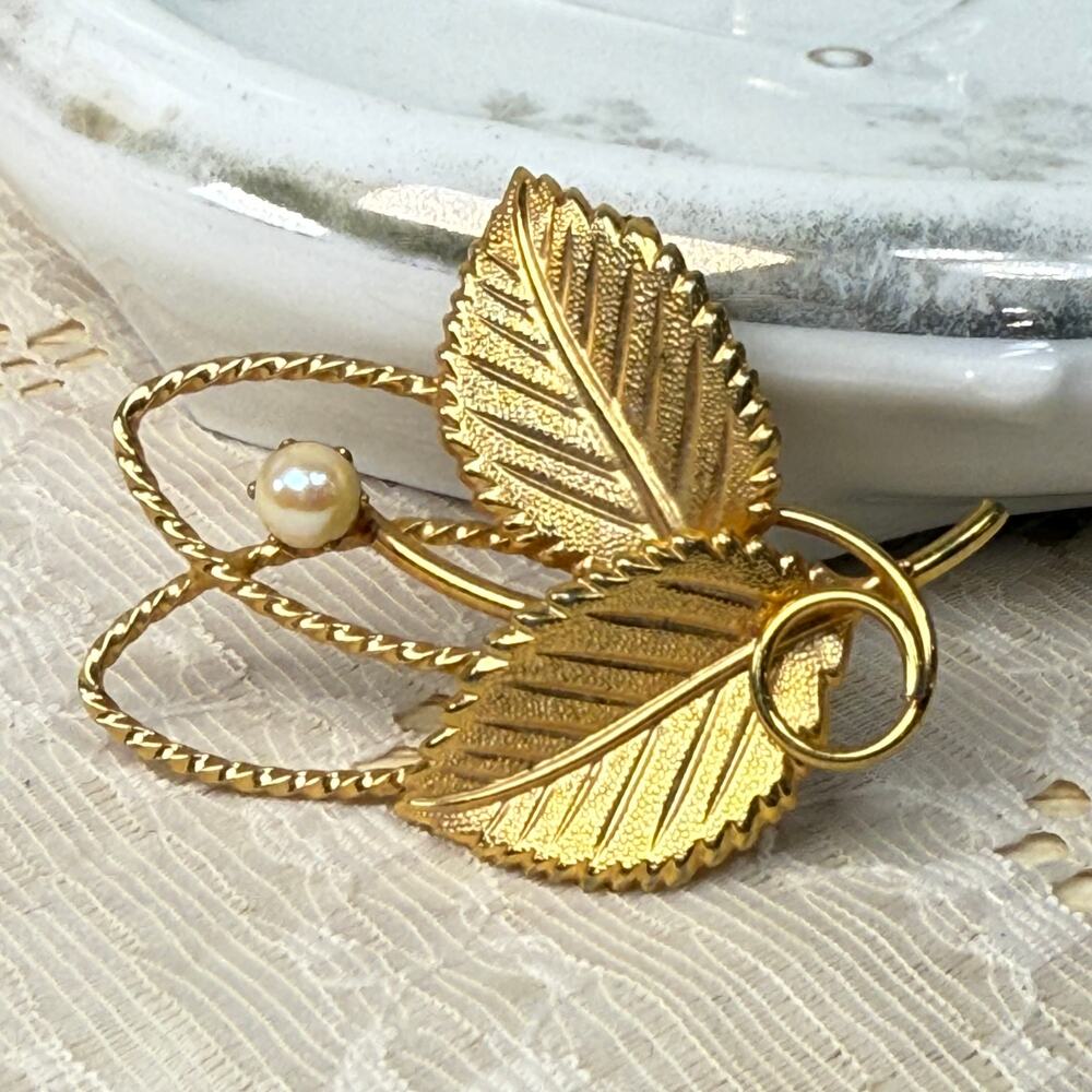 Vintage Gold Tone Leaf Faux Pearl Brooch Pin Victorian Romantic Whimsigoth